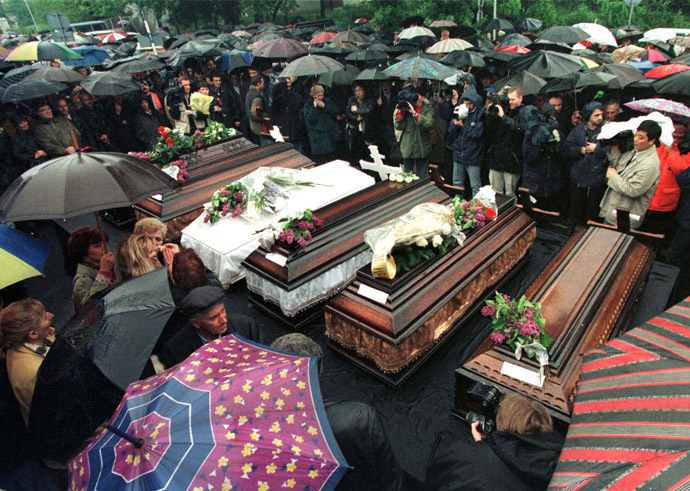 Relatives and friends mourn six Serbian TV workers killed by NATO April 26. (Reuters)