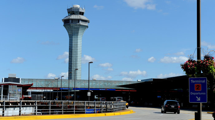 Train derails at Chicago Intl Airport, rams into platform (PHOTOS)