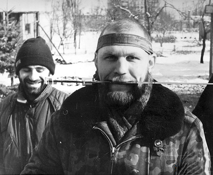 Aleksandr Muzychko posing with a dagger in Chechnya.