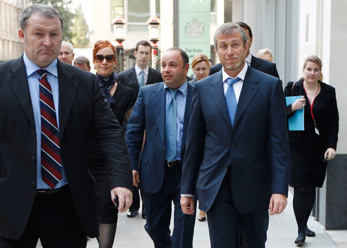 Roman Abramovich (2nd R) leaves a division of the High Court during a recess, in central London October 3, 2011. (Reuters / Luke MacGregor) 