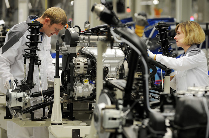 A Russian man and woman work on the assembly line of a Volkswagen plant in Kaluga (AFP Photo / Natalia Kolesnikova)