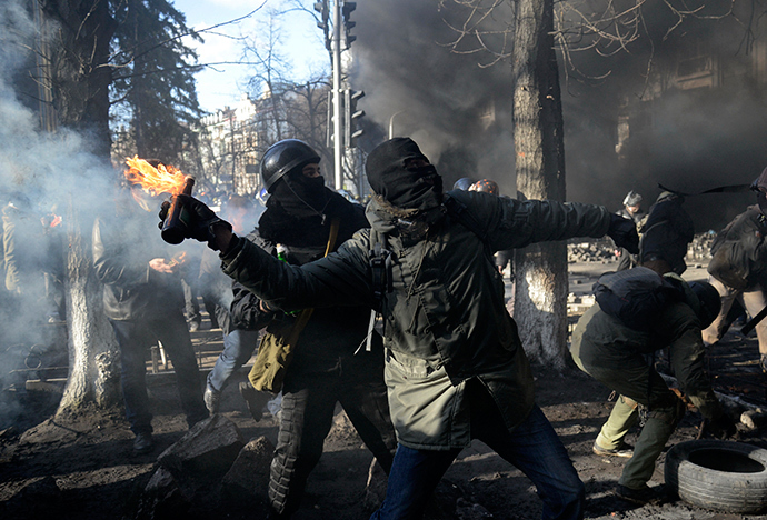 An anti-government protester throws a Molotov cocktail towards Interior Ministry members during clashes in Kiev, February 18, 2014 (Reuters / Maks Levin)