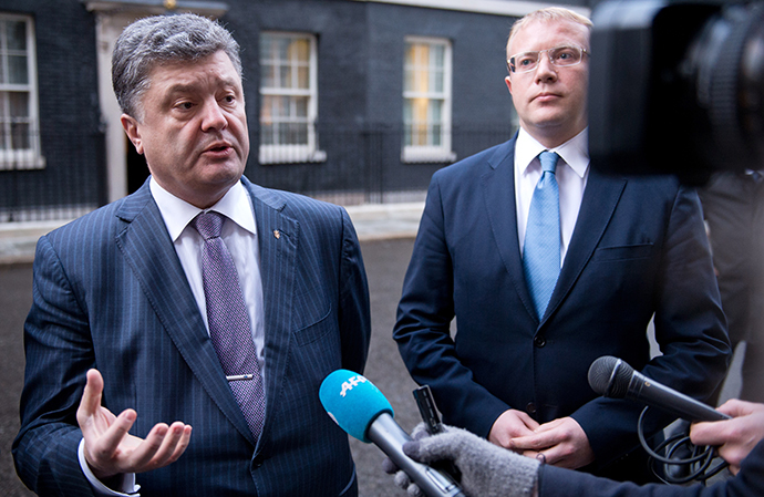 Ukranian MPs Petro Poroshenko (L) and Andriy Shevchenko speak to the press outside 10 Downing Street following a meeting with British Prime Minister David Cameron in Central London on March 26, 2014. (AFP Photo / Leon Neal)
