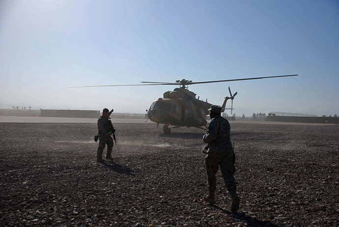 US soldiers walk as an Mi-17 helicopter lands at Herat airport, western Afghanistan on November 13, 2010. (AFP Photo / Aref Karimi)