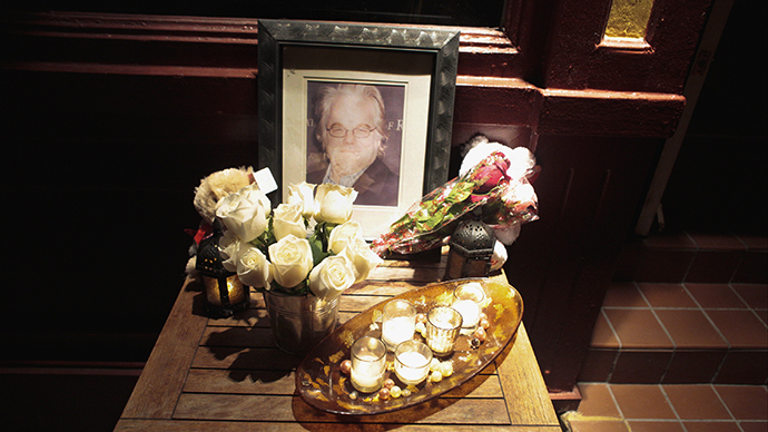 A portrait and flowers in memory of actor Philip Seymour Hoffman is displayed outside Philip Marie Restaurant and bar on Hudson Street in Manhattan, New York February 2, 2014. (Reuters / John Taggart)