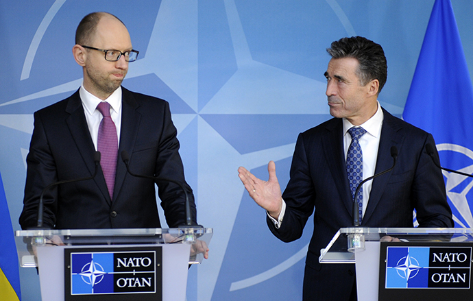 Ukraine's Prime Minister Arseniy Yatsenyuk (L) holds a new conference with NATO Secretary-General Anders Fogh Rasmussen at the Alliance headquarters in Brussels March 6, 2014. (Reuters / Laurent Dubrule)