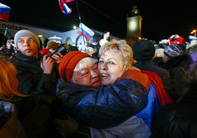 People celebrate the ceremonial change of time on the railway square in the Crimean city of Simferopol March 30, 2014. (Reuters/Shamil Zhumatov)