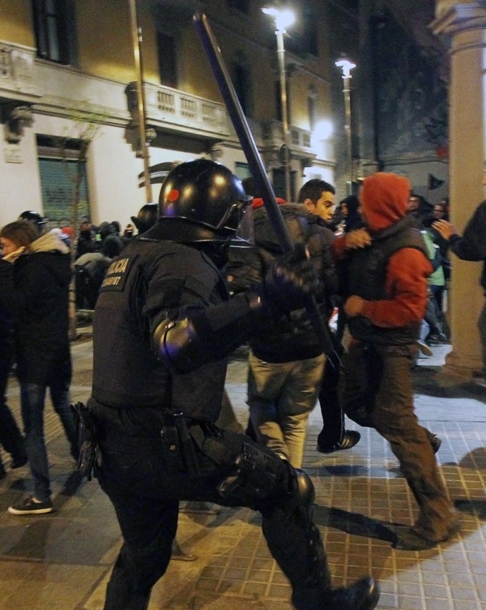 Anti-riot police corner clash with demonstrators at the end of a march dubbed "Disobedience 2014" in Barcelona on March 29, 2014. (AFP Photo/Quique Garcia)