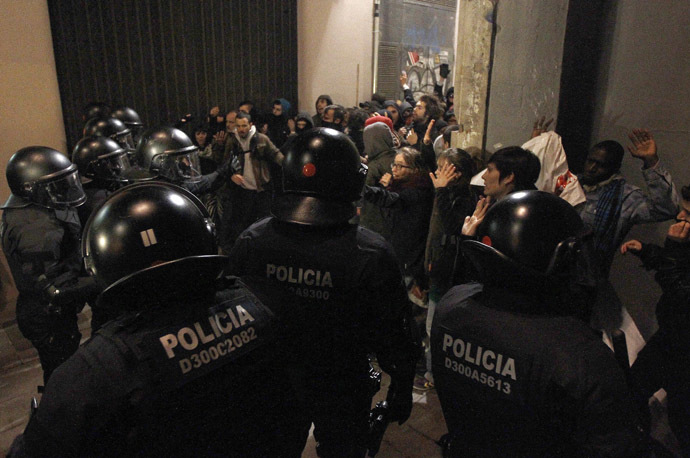 Anti-riot police corner off demonstrators during clashes at the end of a march dubbed "Disobedience 2014" in Barcelona on March 29, 2014. (AFP Photo/Quique Garcia)