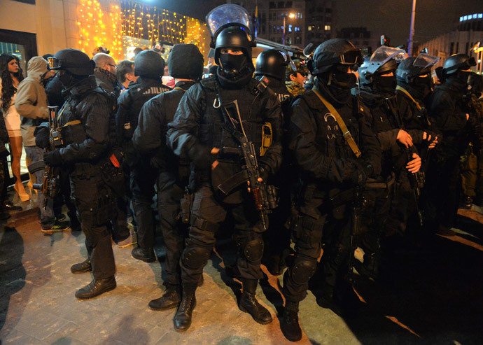 Armed special team police officers surround the Dnipro hotel in the center of Kiev late on March 31, 2014 (AFP Photo / Sergei Supinsky)