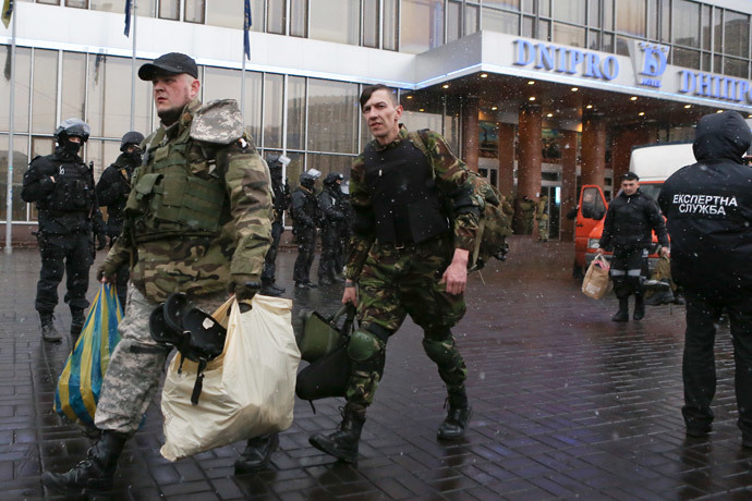 Ukrainian radical nationalists movement Right Sector activists carry their belongings as they leave the headquarters located in Dnipro hotel in the center of Kiev on April 1, 2014 under control of armed special team police officers. (AFP Photo / Inna Sokolovska)