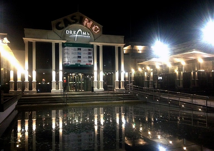 View of the local Casino flooded after a powerful 8.0-magnitude earthquake hit off Chile's Pacific coast, on April 1, 2014 in Iquique. (AFP Photo / Aldo Solimano)