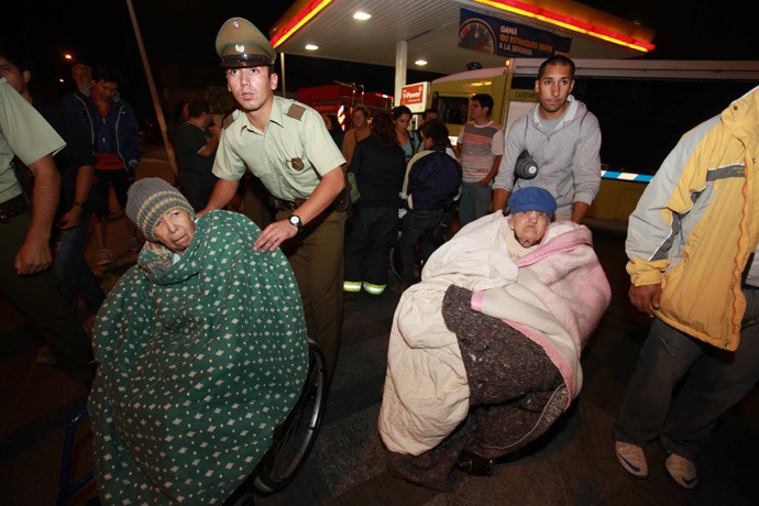 People are evacuated from their shelter after a tsunami alarm at Antofagasta city, north of Santiago on the southern Pacific coast, April 1, 2014. (Reuters / Stringer)