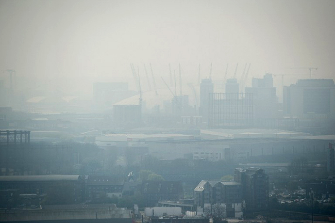 Air pollution hangs in the air lowering visibility towards the O2 arena in London, on April 2, 2014. (AFP Photo / Leon Neal)