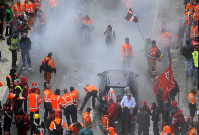 Demonstrators clash with police at the end of a demonstration by tens of thousands people coming from some 20 European countries in the European district of Brussels to denounce the austerity measures in Europe on April 4, 2014. (AFP Photo)