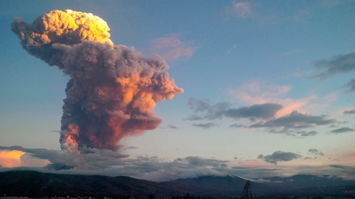 Ecuador's Tungurahua volcano spews molten rocks and large clouds of gas and ashes near Banos, south of Quito, April 4, 2014.(Reuters / Carlos Campana)