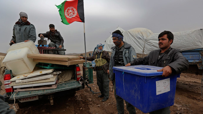 Afghan election commission workers load ballot boxes on a car at Ghori village at the Adraskan district of Herat Province April 3, 2014.(Reuters / Omar Sobhani )