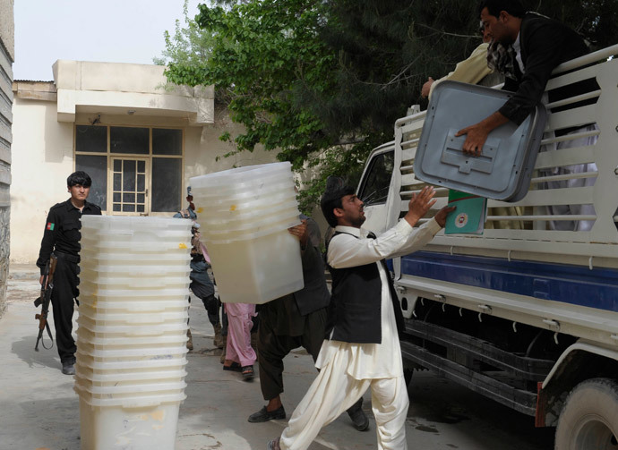 Afghan election commission workers unload ballot boxes at a polling station in Kandahar on April 4, 2014.( AFP Photo / Banaras Khan )