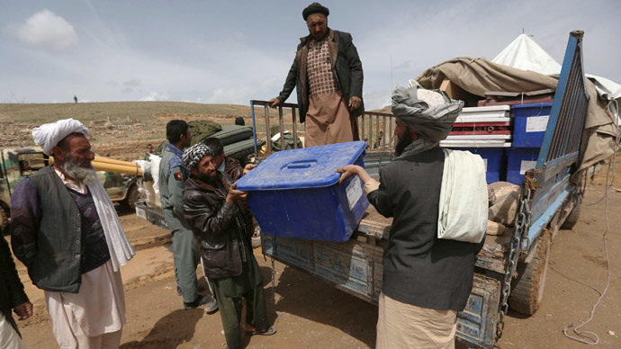 Afghan election commission workers unload ballot boxes form a vehicle at Mir Abadi village in Adraskan district of Herat Province April 4, 2014.(Reuters / Omar Sobhani)