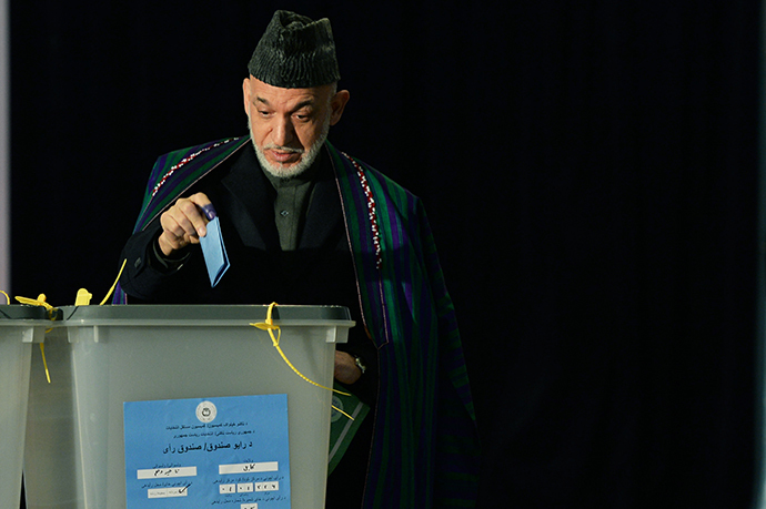 Afghan President Hamid Karzai casta his vote at a local polling station in Kabul on April 5, 2014. (AFP Photo / Wakil Kohsar)