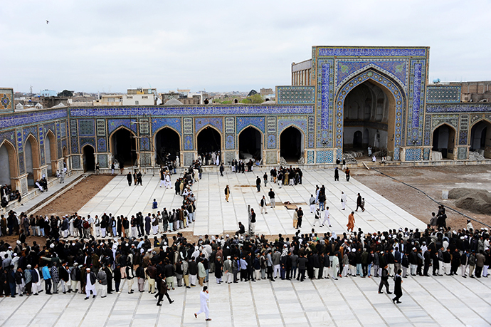 Afghan voters queue at a local polling station in the Jamee mosque of Herat on April 5, 2014. (AFP Photo / Aref Karimi)