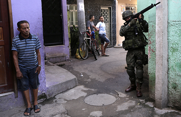 A Brazilian Army soldier patrols the Mare slums complex in Rio de Janeiro, April 5, 2014. (Reuters / Ricardo Moraes)