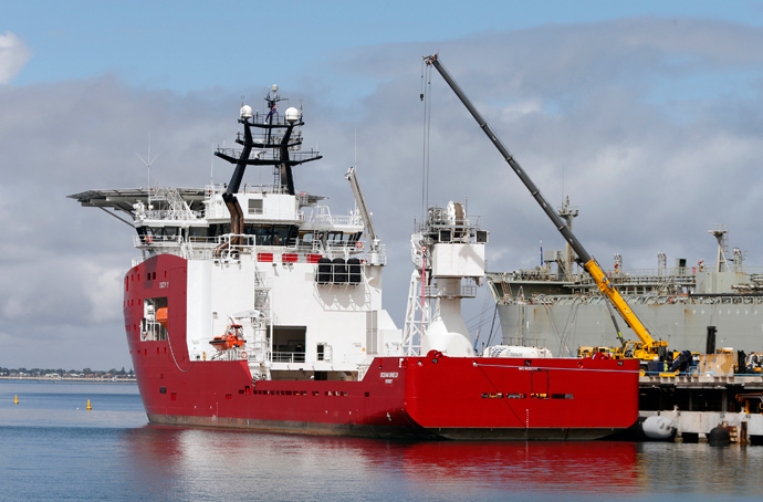 The Australian Defence Vessel Ocean Shield is loaded with supplies at HMAS Stirling naval base near Perth, March 30, 2014 (Reuters / Jason Reed)