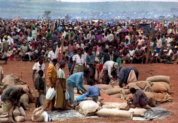 Some 90,000 Rwandan refugees wait to get food from the Red Cross 20 May in the Benako, Tanzania refugee camp. Hundreds of thousands of Rwandans have fled their country since the beginning of the fighting in early April. Rwandan rebels captured Kigali airport 22 May 1994, the UN mission for Aid to Rwanda announced 22 May (AFP Photo)