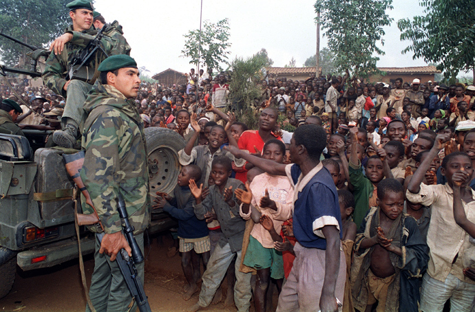 Hutu refugees greet French marines arriving in a camp four kilometers outside Butare 03 July 1994 as Rwandan rebels clashed with French forces on the outskirts of the city for the first time in the 10-days-old Operation Turquois (AFP Photo)