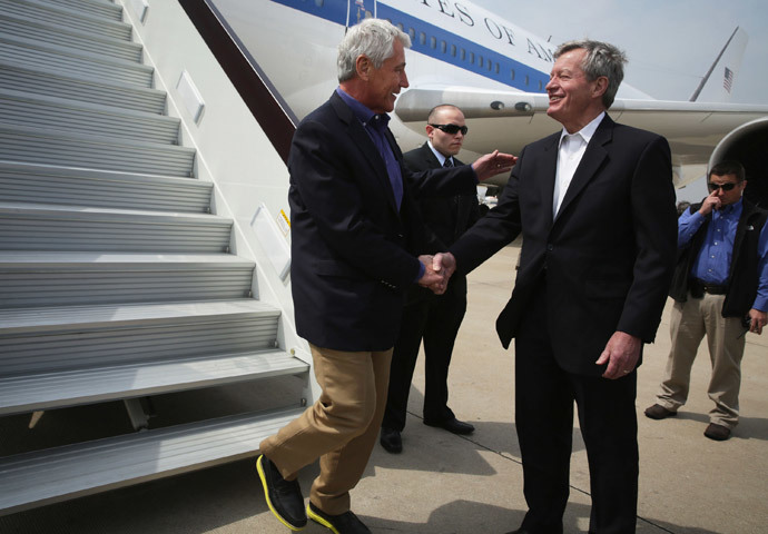 US Defence Secretary Chuck Hagel (C) L) is welcomed by US Ambassador to China, Max Baucus (R), upon his arrival at Qingdao International Airport in Qingdao on April 7, 2014.(AFP Photo / Alex Wong)
