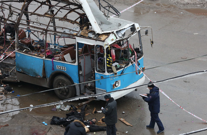 Agents of law enforcement and operative services work at the site of an explosion on a trolleybus near Kachinsky Market in Volgograd.(RIA Novosti)