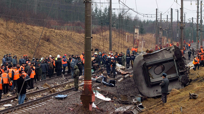 A general view shows the site of the Nevsky Express train derailment near the village of Uglovka, about 400 km (249 miles) northwest of Moscow, November 28, 2009.(Reuters / Konstantin Chalabov)