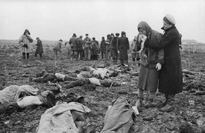 Relatives identify victims of Bagerovsky Ditch massacre near Kerch, January 1942 (RIA Novosti / Ozersky)