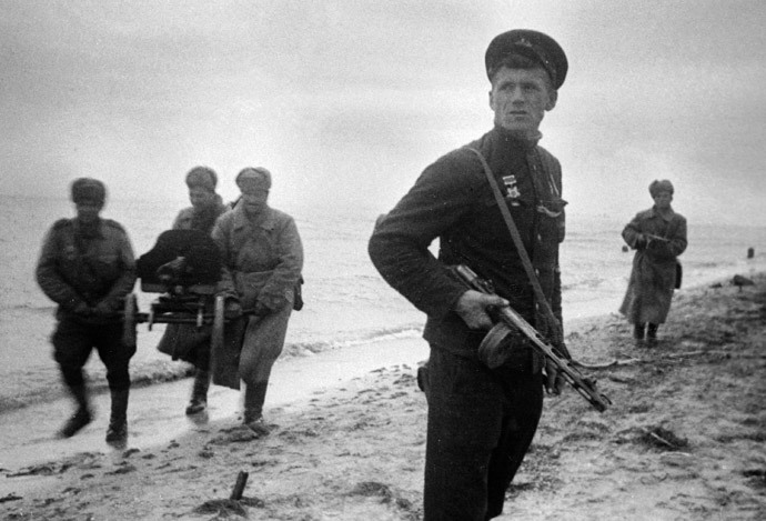 Soviet troops land at the Kerch peninsula, December 1941 (RIA Novosti / Ya. Brodskiy)