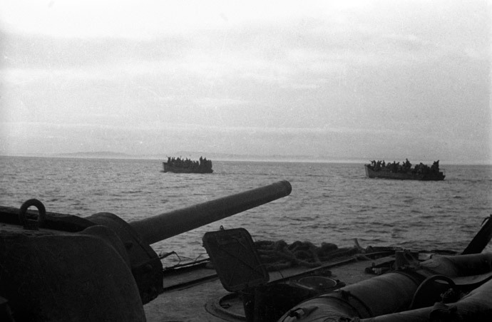 Soviet armored boats with landing troops sail over the Strait of Kerch, 1944 (RIA Novosti / S. Kulishov)