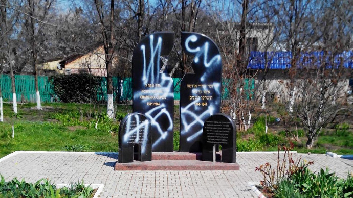 Holocaust memorial vandalized in Odessa, Kiev protesters call to burn WWII hero symbols