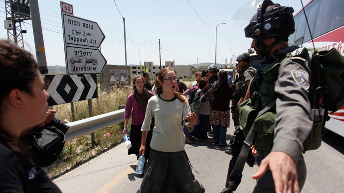 Archive photo: Israeli border police officers try to prevent Jewish settlers from interrupting Palestinian traffic after a stabbing attack, near the West Bank Jewish settlement of Yitzhar near Nablus April 30, 2013. (Reuters / Nir Elias)