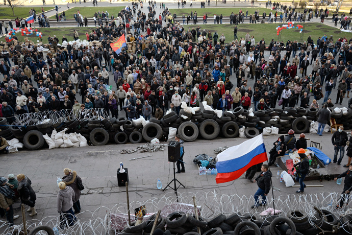 Pro-Russian protesters they gather outside a regional government building in Donetsk, April 8, 2014 (Reuters / Maks Levin)