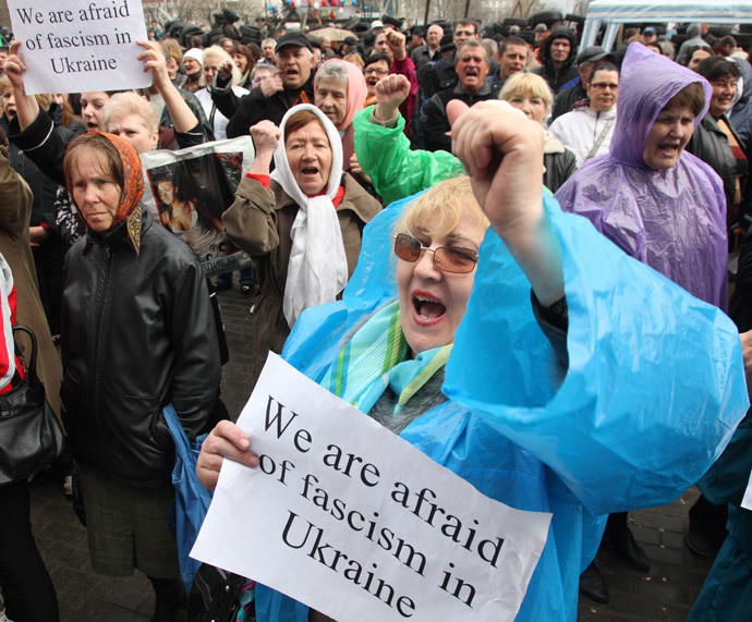 Pro-Russian protesters hold placards during their rally outside the regional state administration building in the eastern Ukrainian city of Donetsk on April 10, 2014. (AFP Photo / Anatoliy Stepanov)