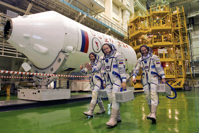 U.S. astronaut Michael Hopkins (L), Russian cosmonauts Oleg Kotov (C) and Sergey Ryazanskiy walk to attend a training session at the Baikonur cosmodrome, September 14, 2013. (Reuters/Sergei Remezov)
