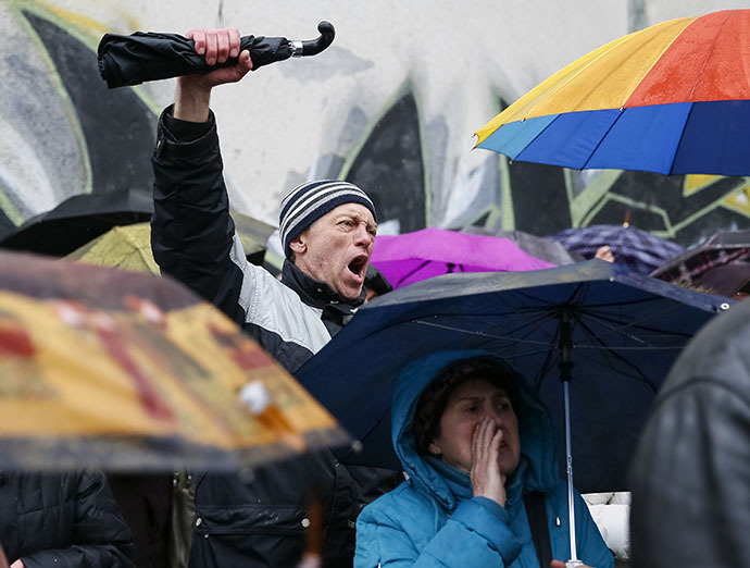 Supporters of the detained pro-Russian protesters shout slogans as they gather in front of the court building in Kharkiv, April 10, 2014. (Reuters / Gleb Garanich)