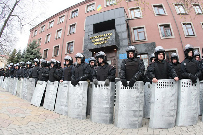 Policemen guard a regional Ukrainian procecutor's office in the eastern Ukrainian city of Donetsk on April 12, 2014. (AFP Photo / Alexander Khudoteply)