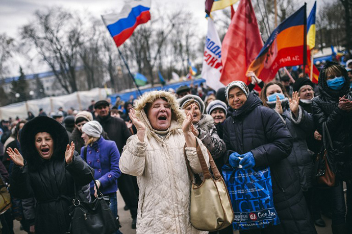 Pro-Russians rally in front a barricade outside the headquarters of Ukraine's security agency building in the eastern Ukrainian city of Lugansk on April 12, 2014. (AFP Photo / Dimitar Dilkoff)