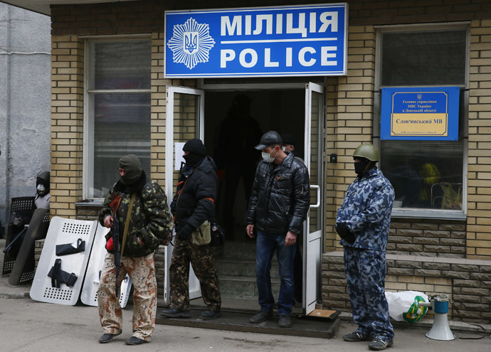 Armed men stand in front of the police headquarters building in Slaviansk, April 12, 2014. (Reuters/Gleb Garanich)
