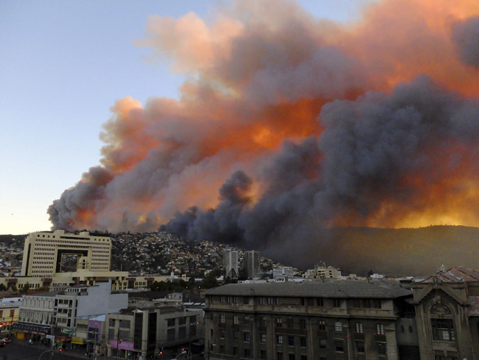 Smoke from a forest fire is seen in Valparaiso city, northwest of Santiago, April 12, 2014. (Reuters/Cesar Pincheira)