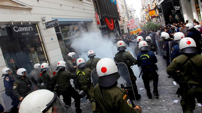 Riot police clash with demonstrators protesting against the opening of shops on Sundays and the extension of their working hours at Athens' central shopping district on April 13, 2014. (AFP Photo)