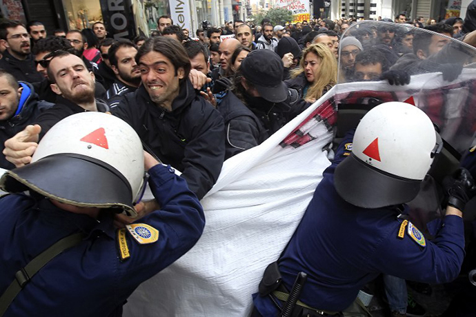 Riot police clash with demonstrators protesting against the opening of shops on Sundays and the extension of their working hours at Athens' central shopping district on April 13, 2014. (AFP Photo)