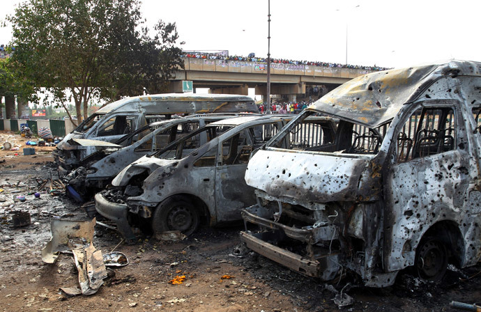 Burnt and damaged vehicles are seen at the scene of the bomb blast explosion at Nyanyan, Abuja April 14, 2014. (Reuters / Afolabi Sotunde)