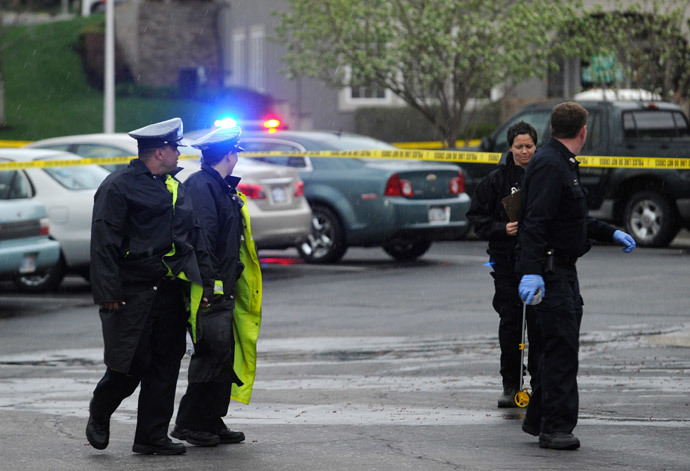 Authorities investigate the scene of a shooting at Village Shalom, an assisted living center in Overland Park, Kansas April 13, 2014. (Reuters / Dave Kaup)