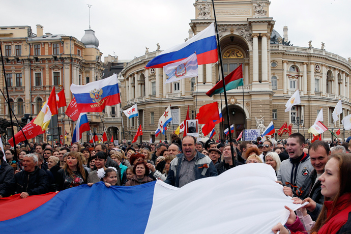 Pro-Russian demonstrators hold a huge Russian national flag as they take part in a rally in the Black Sea port of Odessa, April 10, 2014 (Reuters / Yevgeny Volokin)